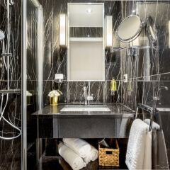 Отель Luxury 4 Bedroom 3 Bathroom Louvre - AC Париж ванная