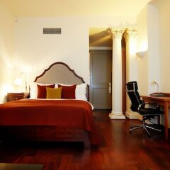 Iron Gate Hotel and Suites сейф в номере