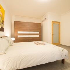 Отель Seafront Luxury Apartment, Pool and Great Location Мальта, Слима - отзывы, цены и фото номеров - забронировать отель Seafront Luxury Apartment, Pool and Great Location онлайн комната для гостей фото 2