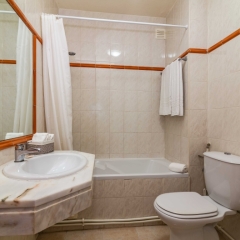 Отель Apartamentos Rio Португалия, Виламура - отзывы, цены и фото номеров - забронировать отель Apartamentos Rio онлайн ванная фото 2