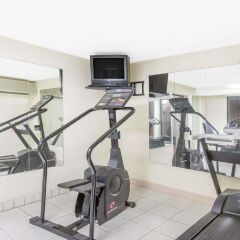 Отель Rodeway Inn Effingham фитнесс-зал