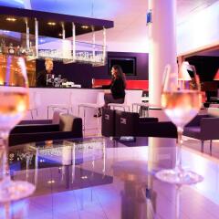 Отель Novotel Zurich City-West Швейцария, Цюрих - 9 отзывов об отеле, цены и фото номеров - забронировать отель Novotel Zurich City-West онлайн гостиничный бар