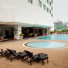 Отель Evergreen Laurel Hotel Penang Малайзия, Пенанг - отзывы, цены и фото номеров - забронировать отель Evergreen Laurel Hotel Penang онлайн бассейн