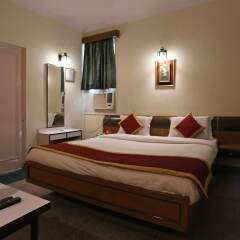 Отель Kastle Guest House сейф в номере