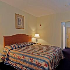 Отель Americas Best Value Inn & Suites-Bush Int'l Airport комната для гостей