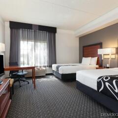 Отель La Quinta Inn & Suites Dallas North Central комната для гостей фото 4