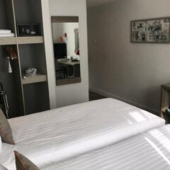 The Epping Forest Hotel сейф в номере