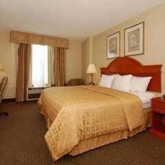 Clarion Hotel & Suites Conference Center Колумбус комната для гостей фото 5