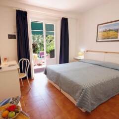 Hotel Valle Verde Проччио сейф в номере
