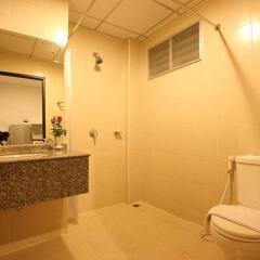 Отель Baramee Hip Hotel Таиланд, Пхукет - 4 отзыва об отеле, цены и фото номеров - забронировать отель Baramee Hip Hotel онлайн ванная