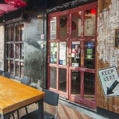 RedDoorz Hostel near Chinatown MRT Сингапур гостиничный бар