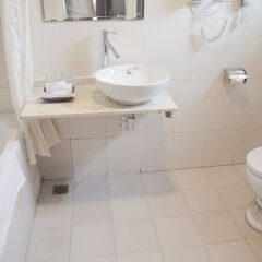 Отель Cherry Hotel 2 Вьетнам, Ханой - отзывы, цены и фото номеров - забронировать отель Cherry Hotel 2 онлайн ванная
