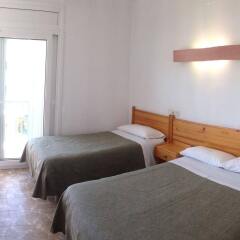 Отель Hostal Rom Испания, Курорт Росес - отзывы, цены и фото номеров - забронировать отель Hostal Rom онлайн комната для гостей фото 2