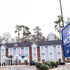 Отель Microtel Inn & Suites by Wyndham Raleigh парковка
