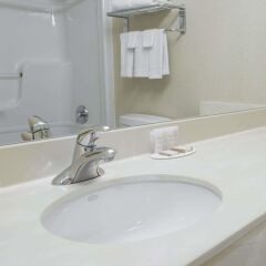 Отель Howard Johnson by Wyndham Toronto Downtown West Канада, Торонто - отзывы, цены и фото номеров - забронировать отель Howard Johnson by Wyndham Toronto Downtown West онлайн ванная
