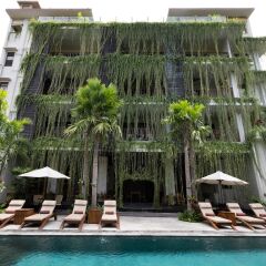 Ubud Village Hotel бассейн