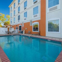 Отель Comfort Inn & Suites Maingate South бассейн фото 3