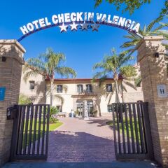 Отель Checkin Valencia Валенсия парковка