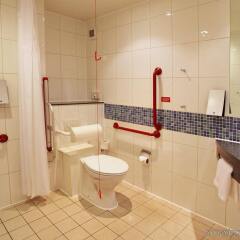 Отель Holiday Inn Express Birmingham Redditch ванная фото 2