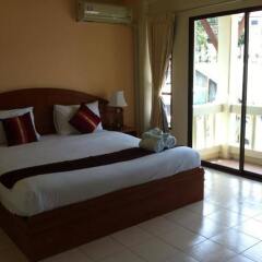 Phuket Holiday Hostel пляж Ката комната для гостей