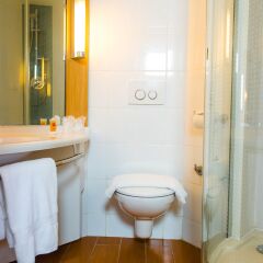 Отель Ibis Lagos Airport Нигерия, Лагос - отзывы, цены и фото номеров - забронировать отель Ibis Lagos Airport онлайн ванная