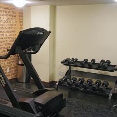 Отель La Quinta Inn & Suites Oshawa фитнесс-зал
