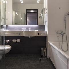 Отель Hilton Helsinki Kalastajatorppa ванная фото 2