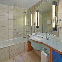 Отель Hilton Cologne Германия, Кёльн - 3 отзыва об отеле, цены и фото номеров - забронировать отель Hilton Cologne онлайн ванная фото 2