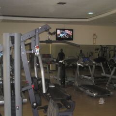 Axari Hotel & Suites фитнесс-зал фото 2