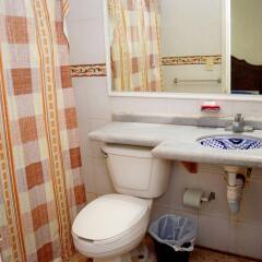 Hotel Corona Zihuatanejo ванная