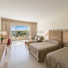 Отель Blau Privilege Porto Petro Beach Resort & Spa комната для гостей