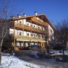 Отель Albergo Bellaria Карано вид на фасад