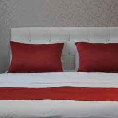 Hotel Golden Peninsula сейф в номере