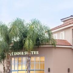 Отель Comfort Inn & Suites Near Universal - N. Hollywood - Burbank парковка