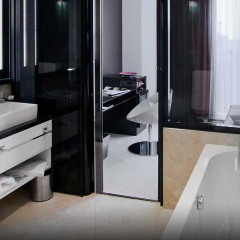 Дизайн-отель 11 Mirrors Киев сейф в номере