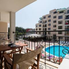 Апартаменты Two Bedroom Apartment with Kitchen & Balcony балкон