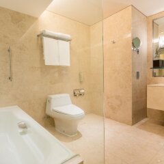 Отель Holiday Inn Bangkok Silom Таиланд, Бангкок - отзывы, цены и фото номеров - забронировать отель Holiday Inn Bangkok Silom онлайн ванная фото 2