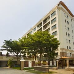 Отель Lasalle Suites & Spa парковка