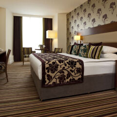 Отель Ramada Plaza Liege City Center Льеж сейф в номере