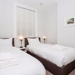 Отель Luxurious 4 Bedroom Flat by Baker Street Великобритания, Лондон - отзывы, цены и фото номеров - забронировать отель Luxurious 4 Bedroom Flat by Baker Street онлайн комната для гостей фото 4