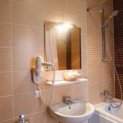 АРТ Отель в Астрахани отзывы, цены и фото номеров - забронировать гостиницу АРТ Отель онлайн Астрахань ванная фото 2