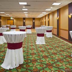 Отель Holiday Inn Bloomington Airport South Mall Area Блумингтон с домашними животными