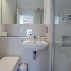 Отель 2 Bedroom House in Maida Vale With Balcony ванная