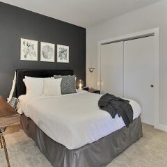 Отель Stylish 1BR w/ Pool + Gym South Capitol с домашними животными