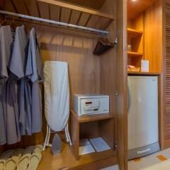 Отель Best Western Premier Bangtao Beach Resort & Spa сейф в номере