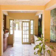 Отель Rooms On the Hip Strip - Montego Bay интерьер отеля фото 2