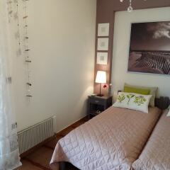 Отель Top floor cozy apartment near the beach Греция, Вари-Вула-Вулиагмени - отзывы, цены и фото номеров - забронировать отель Top floor cozy apartment near the beach онлайн комната для гостей фото 2