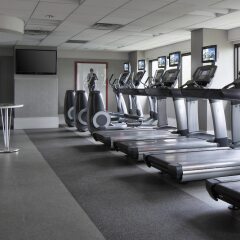 Отель New York LaGuardia Airport Marriott фитнесс-зал