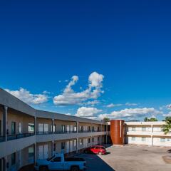 American Inn Hotel & Suites Delicias парковка