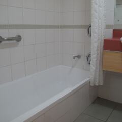 Отель Crowne Plaza Alice Springs Lasseters ванная фото 2